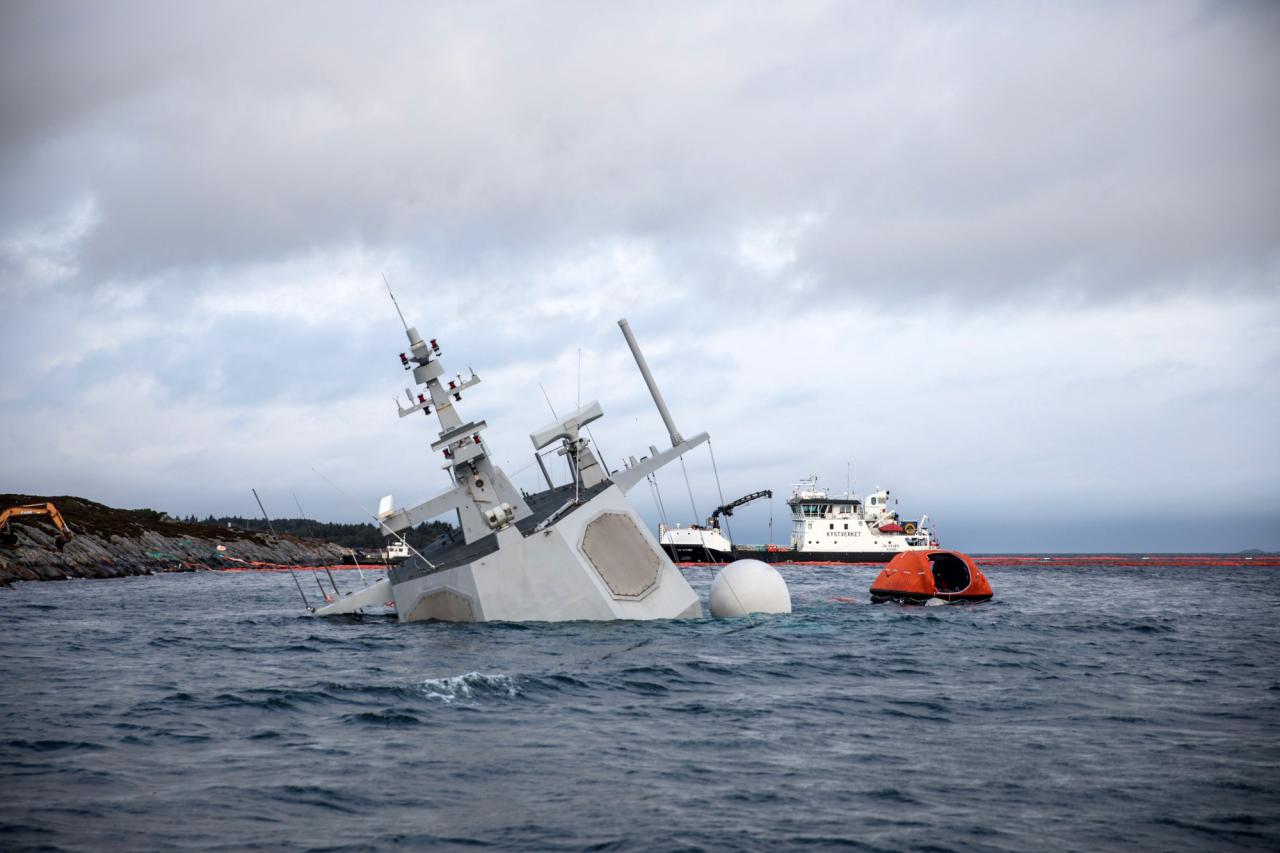 Overboard man rescue stock alamy weymouth dorset lifeboat rnli exercise practice