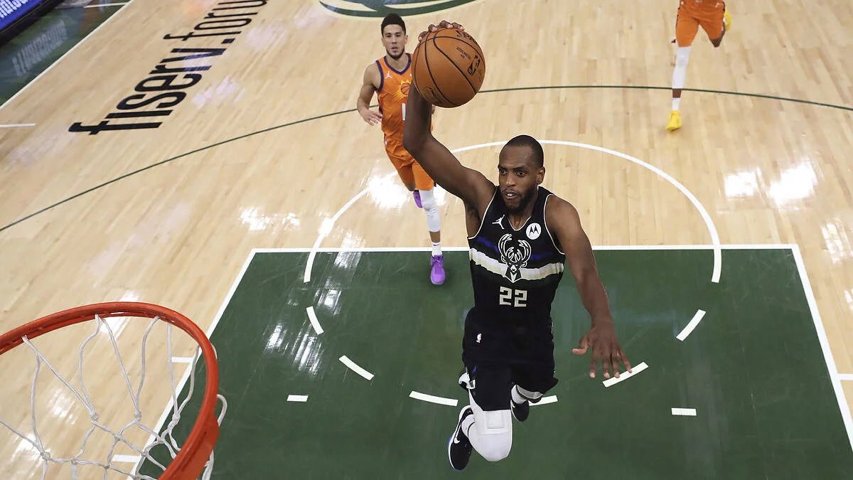 Middleton khris suns bucks lifts booker devin 247sports